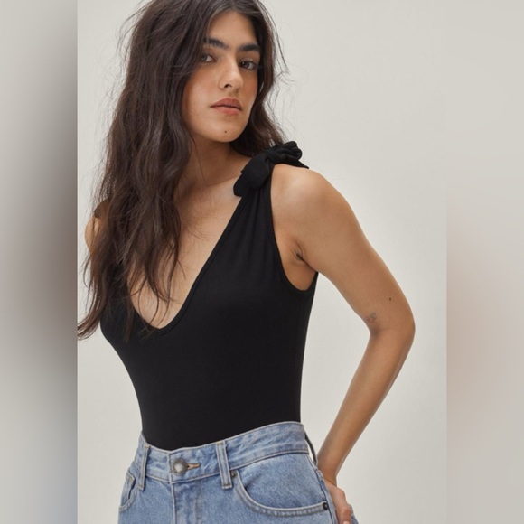 Nasty gal Jersey Bunny Tie V Neck Bodysuit.  Size 2.  In excellent condition. - Picture 2 of 7